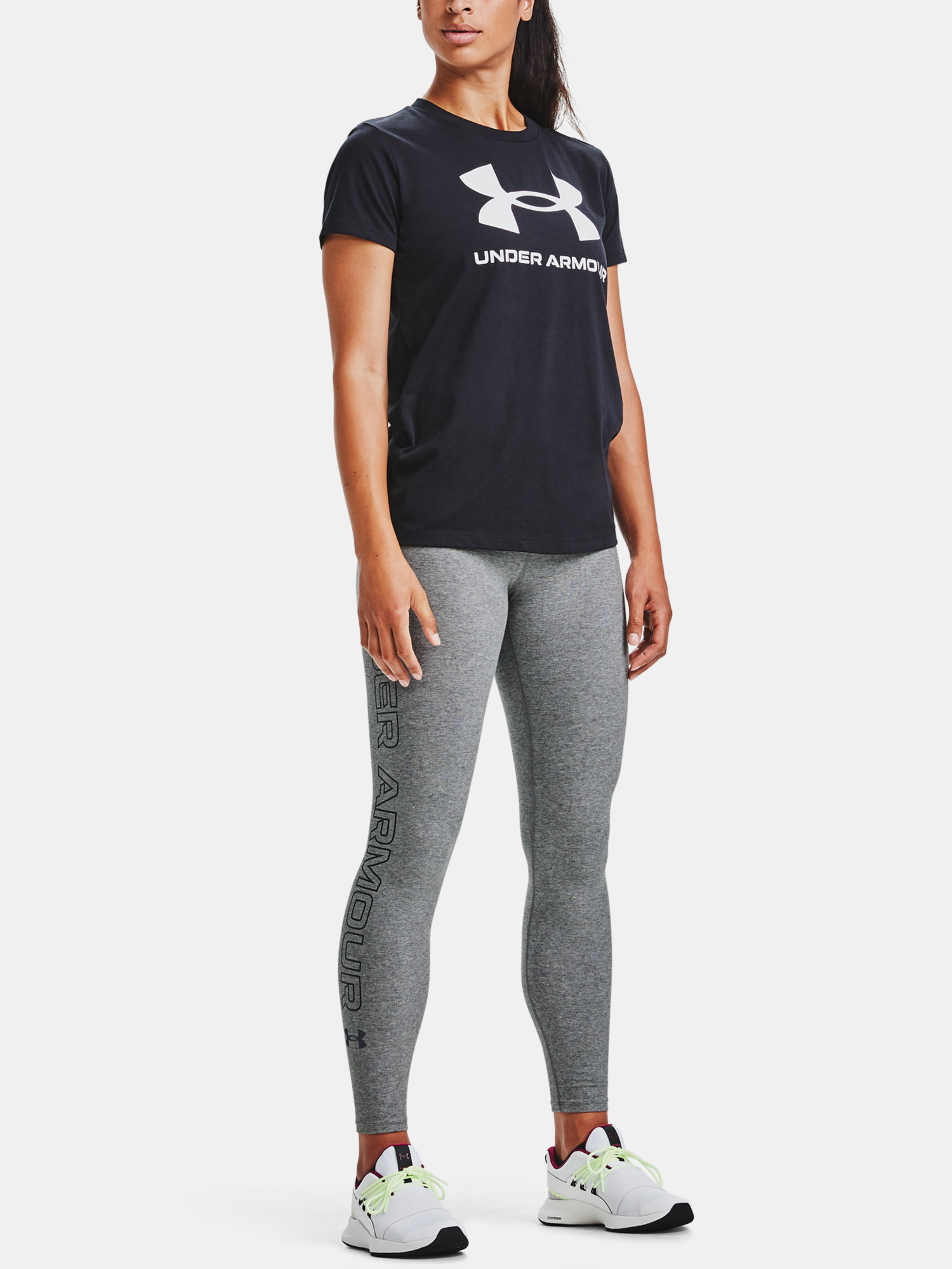 under-armour-damske-leginy-s-napisom-na-boku-siva-1356403-090