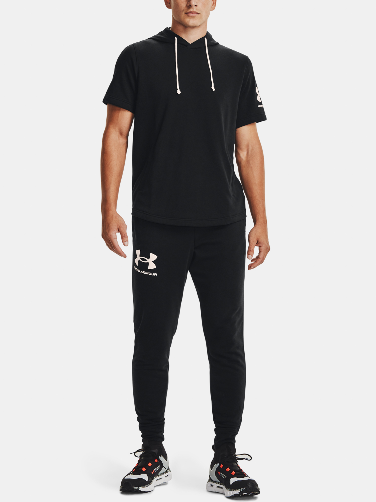 under-armour-panske-teplaky-rival-terry-cierna-1361642-001